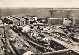 St Nazaire * Bateau Cargo Commerce En Cale Sèche Au Chantiers De La Loire * Bateau " Charles ... ? " - Saint Nazaire