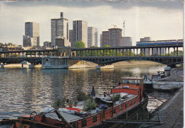 Péniches Au Pont De Bir-Hakeim - PARIS - Chiatte, Barconi