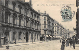 BANQUE DE FRANCE - LYON : Rue De La Republique Et La Banque De France - Tres Bon Etat - Banks