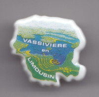 Pin's En Porcelaine J. M.Limoges Vassivière En Limousin Dpt 87 Réf 7027JL - Villes