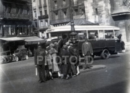 1930 POLICE PARIS AUTOBUS BUS AUTOCAR RENAULT CITROEN VOITURE FRANCE 90mm ORIGINAL AMATEUR NEGATIVE NOT PHOTO NO FOTO - Other & Unclassified