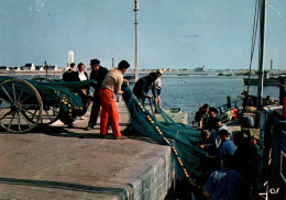 F 21415 Départ Pour La Pêche Dans Un Port Du Pays Bigouden    ( 2 Scans)  Bateau, Pêcheurs, Marins, Filets De Pêche - Pêche