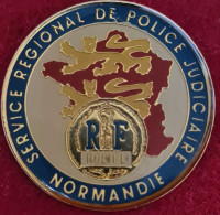 SUPER PIN'S "POLICE" SERVICE REGIONAL De POLICE JUDICIERE NORMANDIE Signé ACSELémaillé Base Or Vernis De Qualité - Police