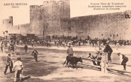 CPA - Aigues-Mortes - Course Libre De Taureaux - Razéteurs Amateurs Essayant D'enlever La Cocarde - Aigues-Mortes