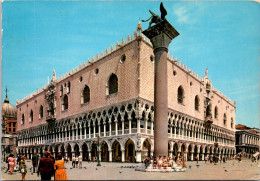 10-4-2024 (1 Z 33) Italy - Palazzo Ducale In Venizia (posted To France 1972) - Châteaux