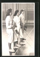 AK Drei Fechterinnen Mit Florett In Der Sporthalle  - Fencing