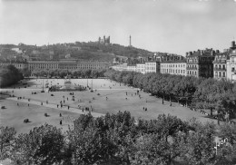 LYON Place Bellecour Et Colline De Fourvière  45 (scan Recto Verso)KEVREN0685 - Lyon 5