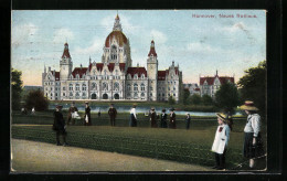 AK Hannover, Neues Rathaus Hinter Spaziergängern Im Park  - Hannover