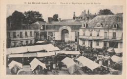 LE GRAND LUCE   Place De La République Un Jour De Marché - Le Grand Luce