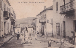  C9- TIARET (ALGERIE) UNE RUE DE LA REDOUTE - ( ANIMEE - HABITANTS - 2 SCANS ) - Tiaret