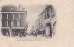 S16-31) MONTREJEAU (HAUTE GARONNE) VUE DE LA PLACE - ( ANIMEE - HABITANTS - CAFE CENTRAL - PRECURSEUR - 2 SCANS ) - Montréjeau