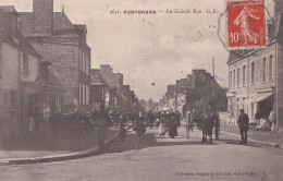 S20-50) PONTORSON (MANCHE) LA GRANDE RUE - ( ANIMATION -  HABITANTS - ATTELAGE ) - Pontorson