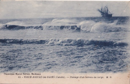 F23-40) VIEUX BOUCAU LES BAINS (LANDES) PASSAGE D ' UN BATEAU AU LARGE - ( 2 SCANS ) - Vieux Boucau