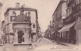 B14-17) SAINT JEAN D'ANGELY - FONTAINE DU PILORI ET RUE GAMBETTA - ( 2 SCANS ) - Saint-Jean-d'Angely