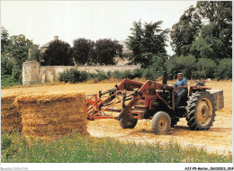 AJJP5-0417 - METIER - GUY BAILLERJEAU - AGRICULTEUR A LA ROCHE MARTEAU - ROIFFE - RAMASSE LES BALLES DE PAILLE  - Bauern