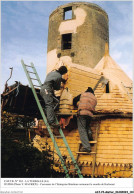 AJJP4-0361 - METIER - LA TURBALLE - COUVREURS DE L'ENTREPRISE BENETEAU RESTAURANT LE MOULIN DE KERBROUE  - Artisanat