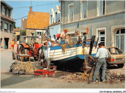 AJJP2-0187 - METIER - WISSANT - RETOUR DE PECHE - PECHEURS TRIANT LE POISSON SUR LEUR FLOBARD - Pêche