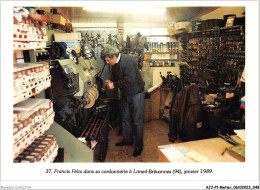 AJJP1-0025 - METIER - FRANCIS FELIX DANS SA CORDONNERIE A LIMEIL-BREVANNES - JANVIER 1989 - Industry