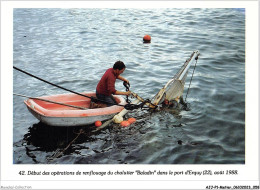 AJJP1-0030 - METIER - DEBUT DES OPERATIONS DE RENFLOUAGE DU CHALUTIER BALADIN DANS LE PORT D'ERQUY  - Pêche