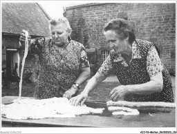 AJJP6-0565 - METIER - BRETAGNE INTERIEURE - MALGUENAC - FETE DES METIERS ANCIENS - FABRICATION D'UNE ANDOUILLE DE GUEMEN - Landbouwers