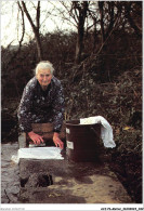 AJJP6-0528 - METIER - MON SALOU AU LAVOIR D'ENEZ-VRAS - AU BOURG-BLANC DANS LE LEON  - Paysans