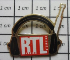 1615A Pin's Pins / Beau Et Rare : MEDIAS / CASQUE AUDIO RADIO RTL LUTZEBUERG - Media