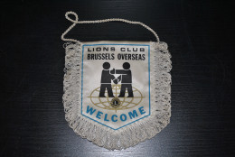 Fanion Lion's Club Brussels Overseas 26.4.74 Welcome En Tissu 1974 Belgique Brussel Bruxelles Lions Belgium District 112 - Autres & Non Classés