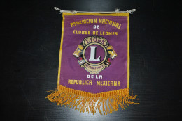 Ancien Grand Fanion Lion's Club En Tissu Asociacion Nacional De Clubes De Leones De La Republica Mexicana Lions - Andere & Zonder Classificatie