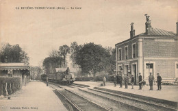 La Rivière Thibouville * La Gare * Arrivée Train Locomotive Machine Ligne Chemin De Fer Eure - Autres & Non Classés