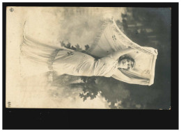 AK Frauen: Frau Im Wickelkleid Mit Tuch, Hintergrund Bäume, Regen 04.03.1908 - Mode