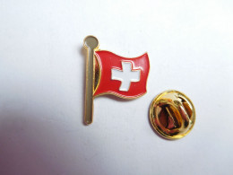 Superbe Pin's , Drapeau De La Suisse - Cities