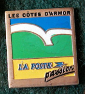 PIN'S " LES CÔTES D'ARMOR - LA POSTE PASSION " _DP73 - Correo