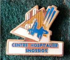 PIN'S " CENTRE HOSPITALIER SNOSSIOS " SOISSONS _DP67 - Medizin