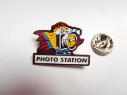 Beau Pin's , Photographie , Photo Station , Non Signé - Fotografia