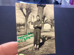 PHOTO SNAPSHOT 1960 Garçon Avec Des Lunettes Contre Un Arbre, Apprécie La Fatigue, Les Bras Croisés, Lunettes Epinal - Objetos