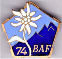 74° BAF. 74° Bataillon Alpin De Forteresse. émail Grand Feu, 10 Pétales, Tige Vert Clair. Arthus Bertrand.P.Déposé. - Esercito