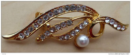 Broc-052 Broche Métal Doré Ornée D'une Perle Etnsertie De Brillants - Autres & Non Classés