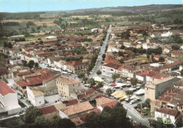 47 - CASTELJALOUX _S27689_ La Grande Place Et Route De Bordeaux - Vue Aérienne -COMBIER - CPSM 15x10 Cm - Casteljaloux