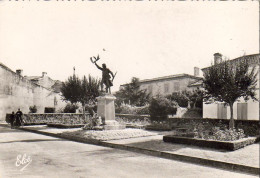 D33  ANGLADE  Le Monument Aux Morts - Blaye
