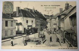 CPA 51 VERTUS 1905 Au Pays Du Champagne - La Place De La Grande Fontaine - Animé Personnages - Café De La Source - Vertus