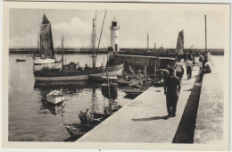 Finistère : GUILVINEC :  Bateau  Thonier  Rentrant Au Port , Phare - Guilvinec