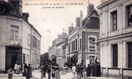 77 - Seine Et Marne - BRAY Sur SEINE -   La Grande Rue - Arrivée De Soldats - Bray Sur Seine