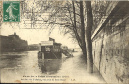 3796 CPA Crue De La Seine Novembre 1910 - Au Port Des Tuilleries - Vue Prise Du Pont Royal ( Péniche Bateau ) - Overstromingen