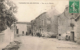 Vendeuvre Du Poitou * La Rue De La Mairie * Villageois - Other & Unclassified