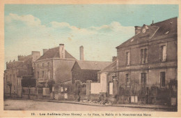 Les Aubiers * La Place Du Village , La Mairie Et Le Monument Aux Morts - Autres & Non Classés