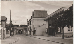 Essonne :  BRETIGNY  :  Vue 1958 , Rue   Anatole  France  , Train - Bretigny Sur Orge