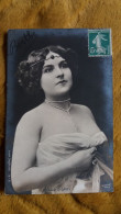 CPA MAUD D ORBY CHANTEUSE FEMME CELEBRE DOS NU EPAULES NUES COLLIER ORICELLY PARIS  S I P - Donne Celebri