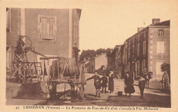 Lusignan * La Fontaine De Fon De Cé D'où S'envola La Fée Mélusine * Rue Du Village * Villageois Marchand D'eau ? - Lusignan