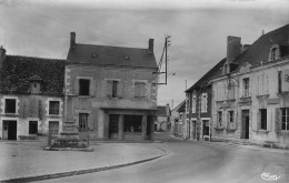 Brigueil Le Chantre * Place Et Le Monument Aux Morts * Commerce Magasin - Autres & Non Classés