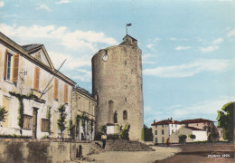 AULNAY-de-SAINTONGE (Charente-Maritime): La Place De La Mairie Et La Tour Horloge - Aulnay